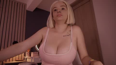 isabella online show from August 14, 1:42 am