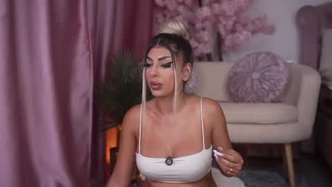 bella_blonda online show from August 10, 7:15 pm