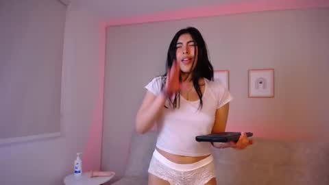 Bella online show from August 3, 1:07 pm