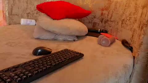 BELLA online show from August 13, 5:32 am
