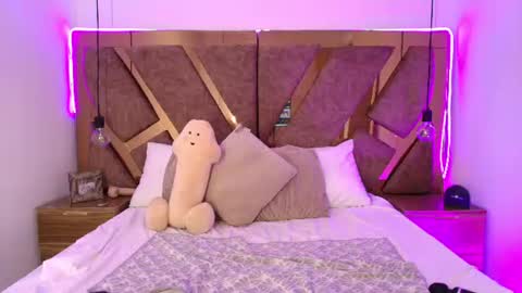 Bella Swwan  online show from August 5, 7:01 pm