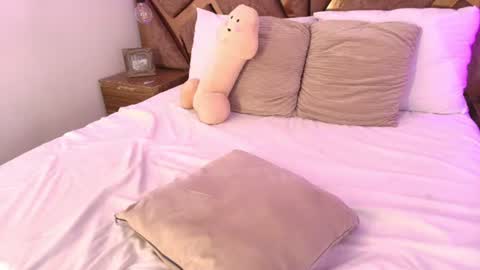 Bella Swwan  online show from August 7, 6:41 pm