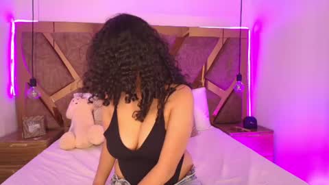 Bella Swwan  online show from August 12, 9:50 pm