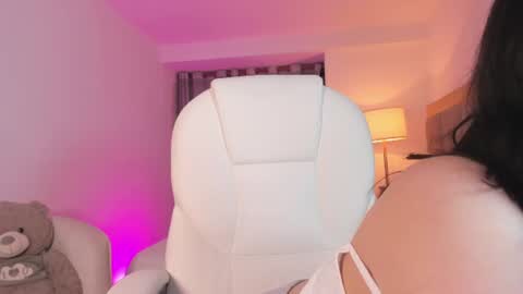 bellamia_ online show from August 7, 4:56 am