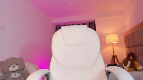 bellamia_ online show from August 7, 8:14 am