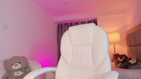 bellamia_ online show from August 8, 4:01 am