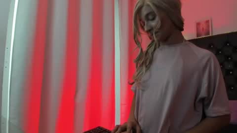 bellaroge online show from August 13, 8:01 pm