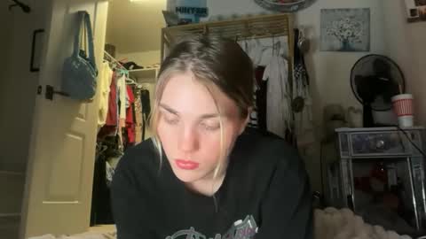 Bella 3 online show from May 18, 5:41 am