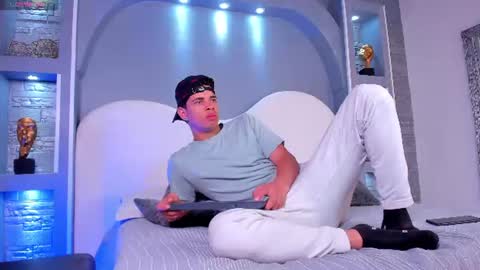 benjamin_more online show from August 12, 11:29 pm