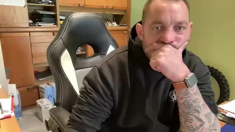 benochau online show from March 27, 1:37 pm