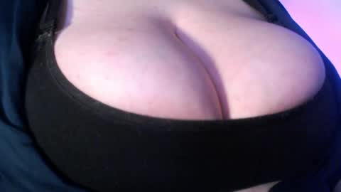 bigbittiesandfun online show from May 17, 6:25 am