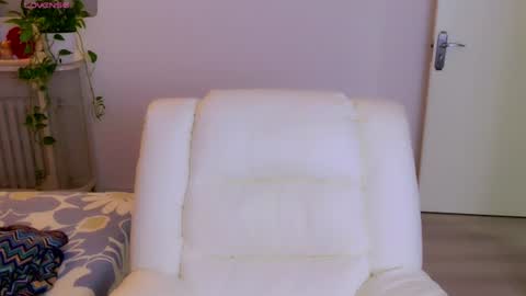 YiYi online show from July 23, 1:24 pm
