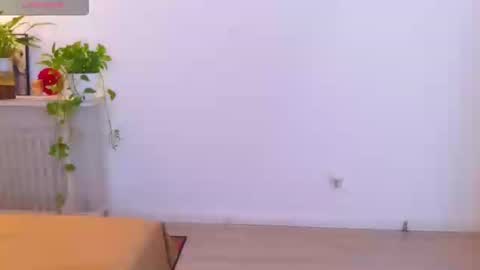 YiYi online show from July 28, 1:17 pm