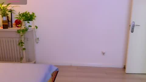 YiYi online show from August 1, 9:48 am
