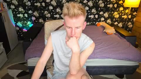 blond_boy69 online show from May 18, 6:14 am