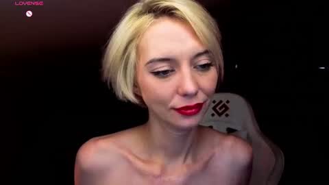 blond_ice_ann online show from August 12, 10:34 pm