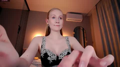 Mia online show from April 6, 10:47 pm