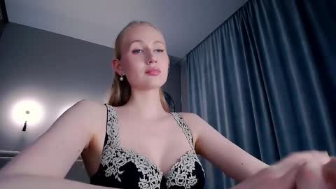 Mia online show from May 3, 5:29 pm