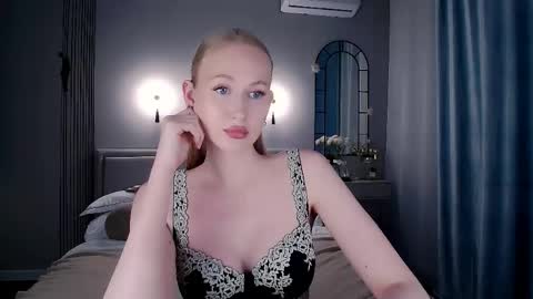 Mia online show from May 10, 10:45 pm