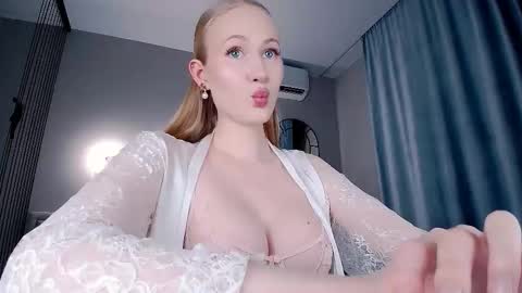 Mia online show from May 13, 10:20 pm