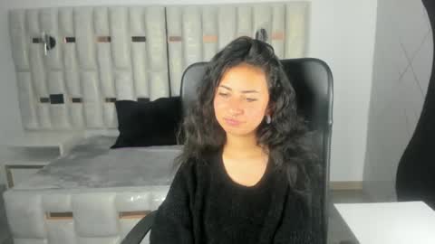 bonniebloom_ online show from August 12, 2:08 pm