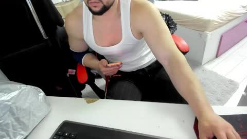 boy_boy22 online show from May 4, 9:49 pm