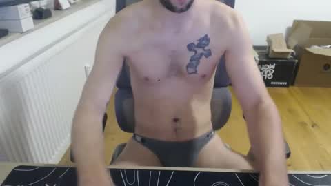 boy_t0y89 online show from April 9, 5:04 am