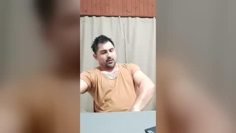 bradd_32 online show from August 16, 5:55 am