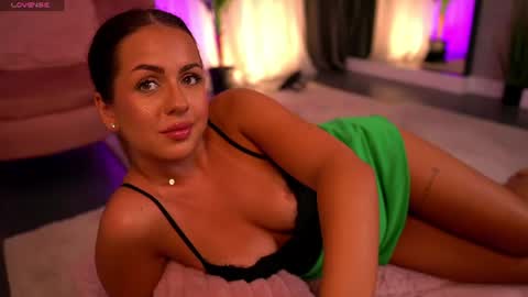 BreezyBella online show from August 5, 7:06 am