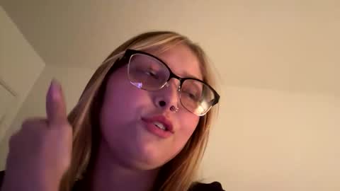 Breezyxlove online show from April 17, 3:35 am