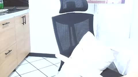 britany and hot man online show from August 4, 9:28 am