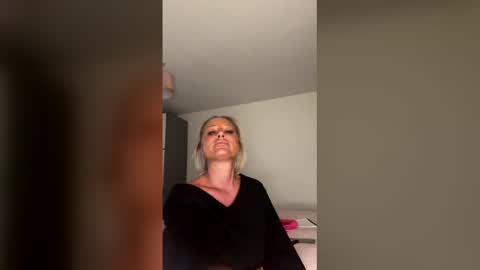 britishcumslut_10 online show from April 21, 7:03 am