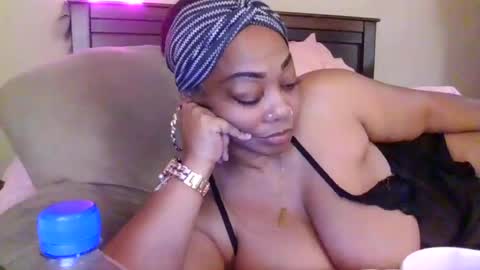 brownroundrenee online show from August 6, 12:48 pm