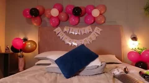 Busty zay online show from August 8, 11:05 pm