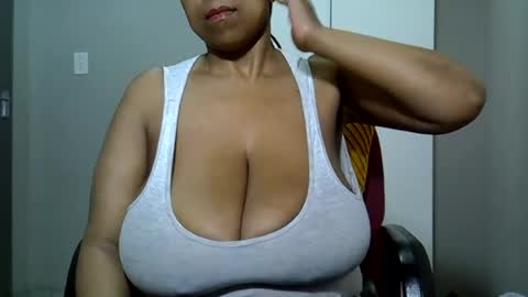 bustytessa37 online show from August 11, 7:32 am