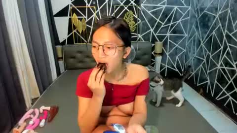 C A I T L Y N online show from August 8, 1:33 pm