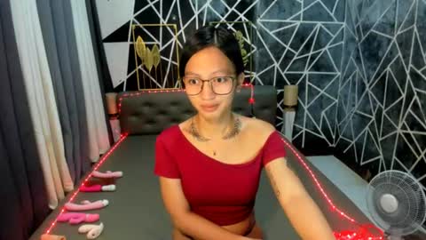 C A I T L Y N online show from August 10, 3:08 am