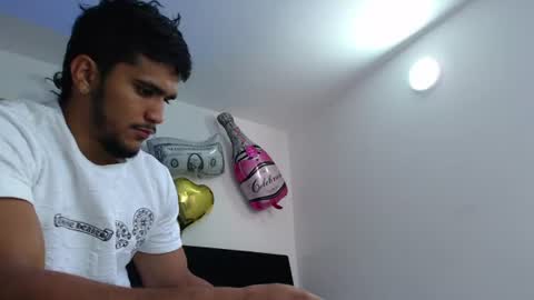 camilo_contre21 online show from July 31, 9:20 pm