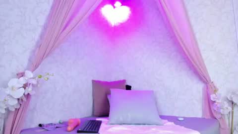 candyluxury_ online show from August 14, 5:49 pm