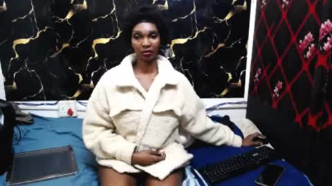 caramelminxx_ online show from August 11, 1:24 pm