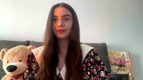 LinaLisa online show from August 6, 9:30 am