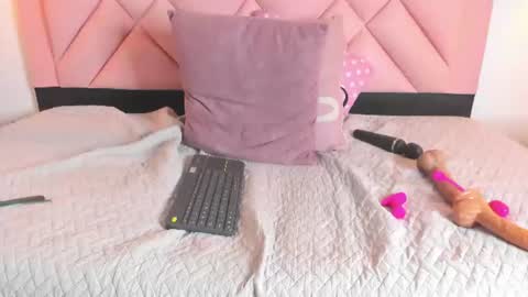 caroline daring online show from August 12, 4:20 pm