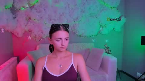 Caroline online show from September 3, 2:42 pm