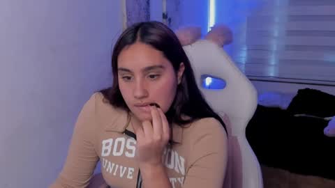 caroline_rodriguez_9 online show from August 8, 8:31 pm