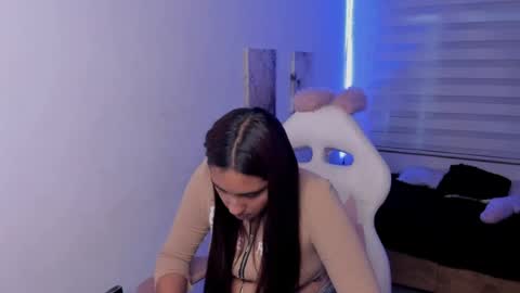 caroline_rodriguez_9 online show from August 8, 9:37 pm