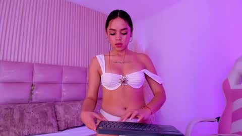 Caroline online show from August 15, 2:10 pm