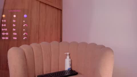 carolinna_ online show from August 1, 4:18 am