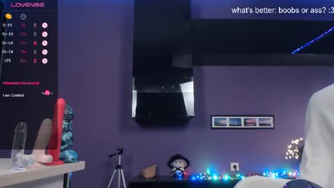 casey_vega online show from June 24, 8:55 pm