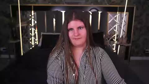 cassandragold_ online show from August 7, 5:57 pm