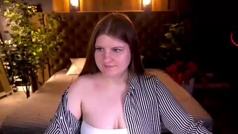 cassandragold_ online show from August 11, 1:02 pm